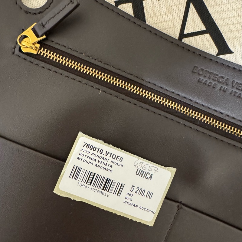 BV andiamo中號麂皮巧克力棕斜背單肩紐結包-3