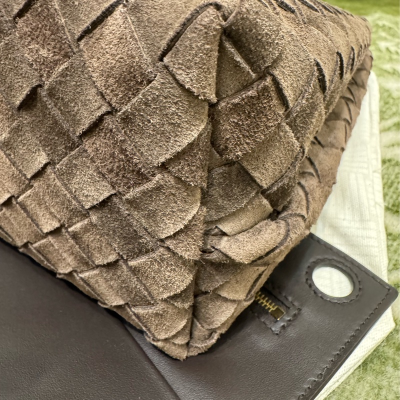 BV andiamo中號麂皮巧克力棕斜背單肩紐結包-5