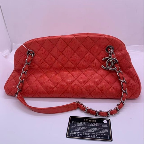 二手Chanel香奈兒西瓜紅銀魚子醬保齡球鏈條包，邊角有輕微使用痕跡，鐳射17開