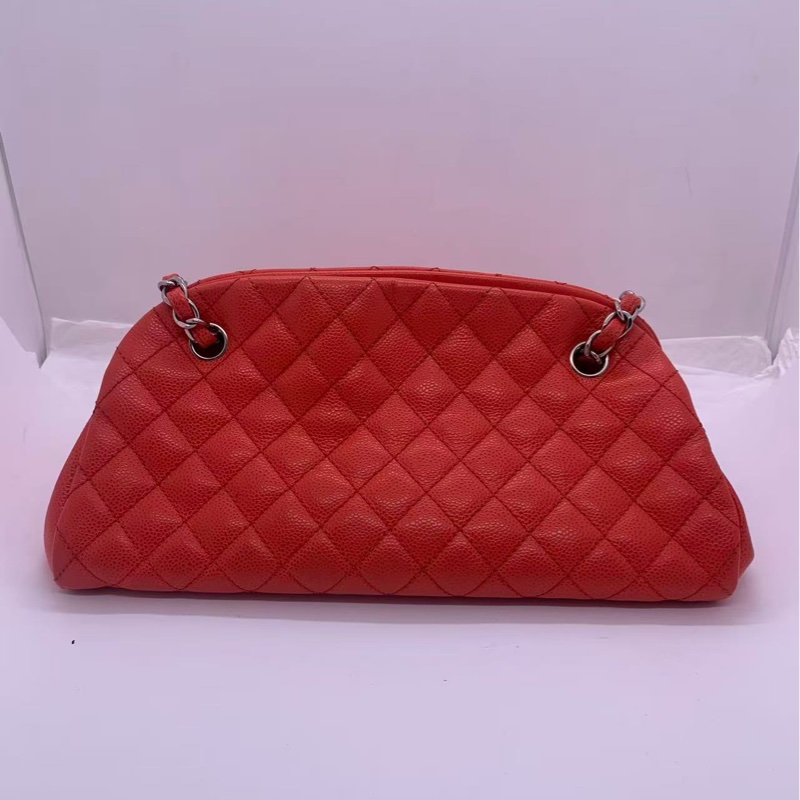 二手Chanel香奈兒西瓜紅銀魚子醬保齡球鏈條包，邊角有輕微使用痕跡，鐳射17開-1