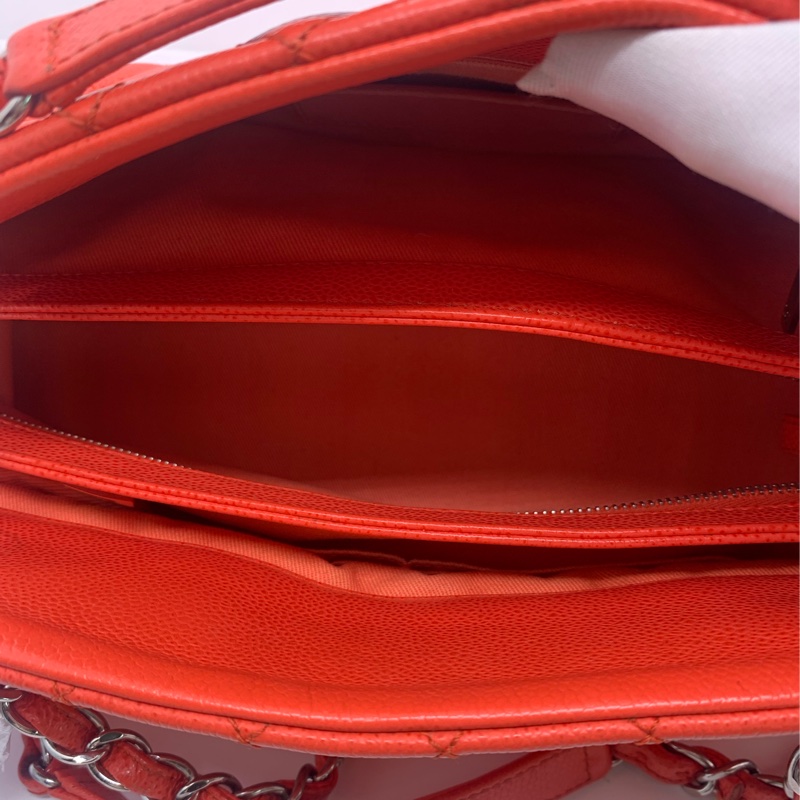 二手Chanel香奈兒西瓜紅銀魚子醬保齡球鏈條包，邊角有輕微使用痕跡，鐳射17開-3