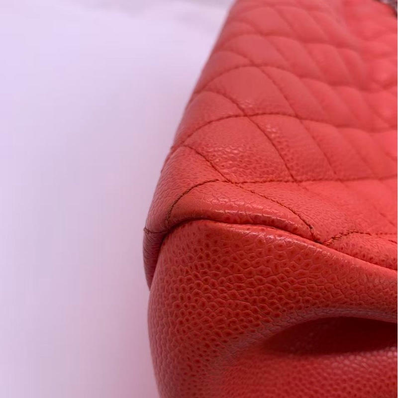 二手Chanel香奈兒西瓜紅銀魚子醬保齡球鏈條包，邊角有輕微使用痕跡，鐳射17開-4