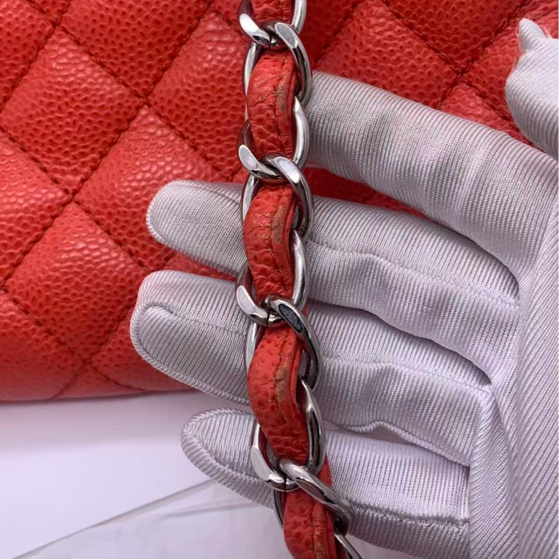 二手Chanel香奈兒西瓜紅銀魚子醬保齡球鏈條包，邊角有輕微使用痕跡，鐳射17開-9