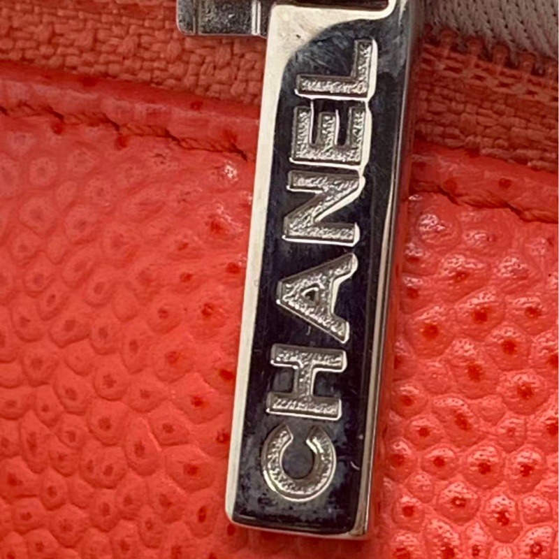 二手Chanel香奈兒西瓜紅銀魚子醬保齡球鏈條包，邊角有輕微使用痕跡，鐳射17開-10