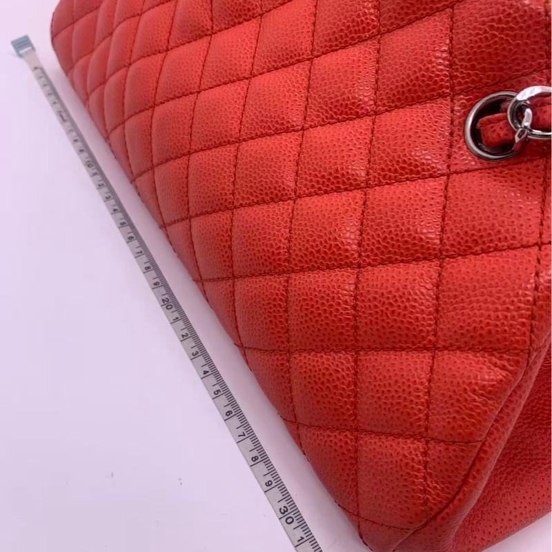 二手Chanel香奈兒西瓜紅銀魚子醬保齡球鏈條包，邊角有輕微使用痕跡，鐳射17開-11