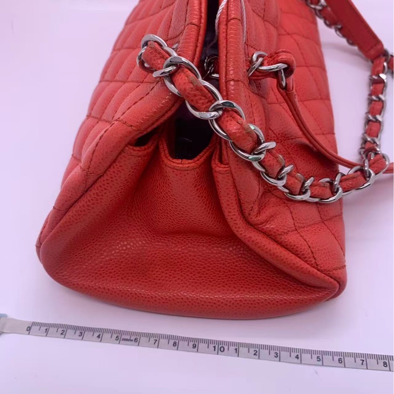 二手Chanel香奈兒西瓜紅銀魚子醬保齡球鏈條包，邊角有輕微使用痕跡，鐳射17開-12