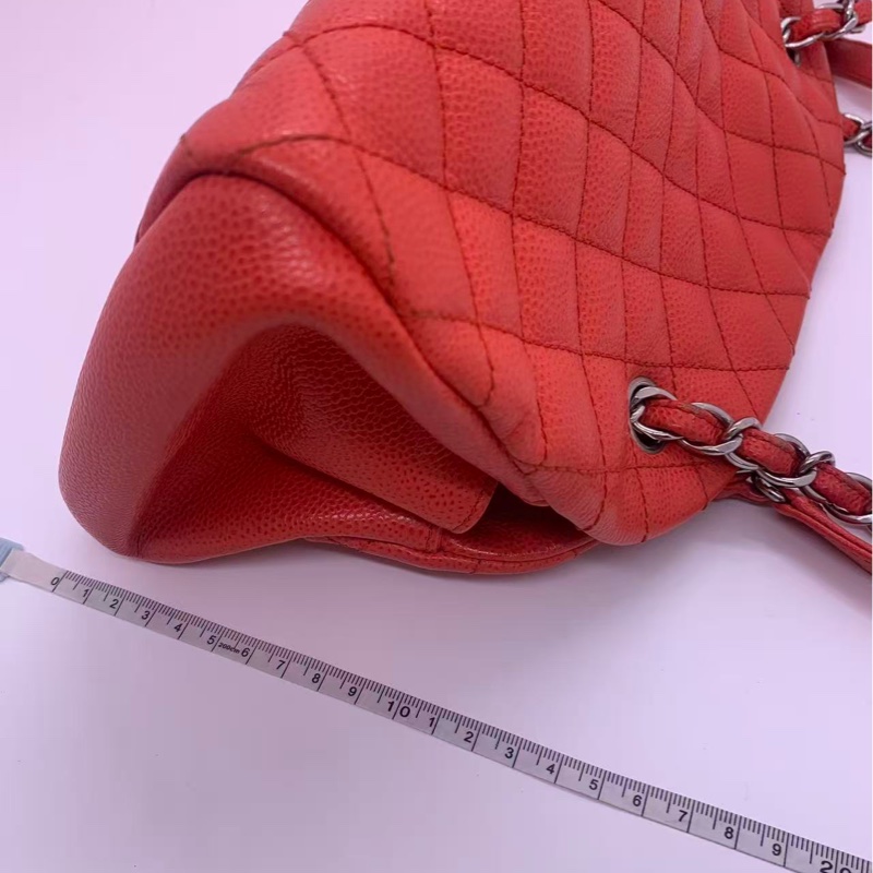 二手Chanel香奈兒西瓜紅銀魚子醬保齡球鏈條包，邊角有輕微使用痕跡，鐳射17開-13