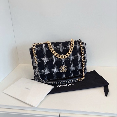 【閒置全膜🆕】Chanel 黑白大千鳥格紋19Bag maxi 毛呢大枕頭金扣 單肩包