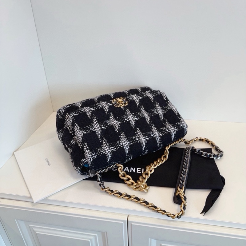 【閒置全膜🆕】Chanel 黑白大千鳥格紋19Bag maxi 毛呢大枕頭金扣 單肩包-4