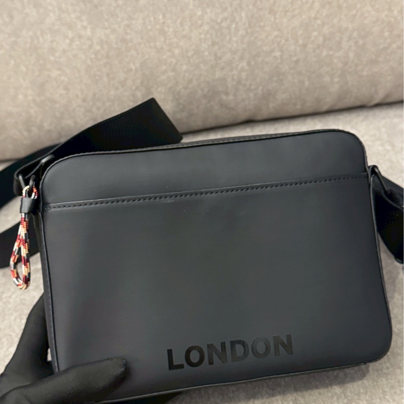 Burberry黑色相機包-3