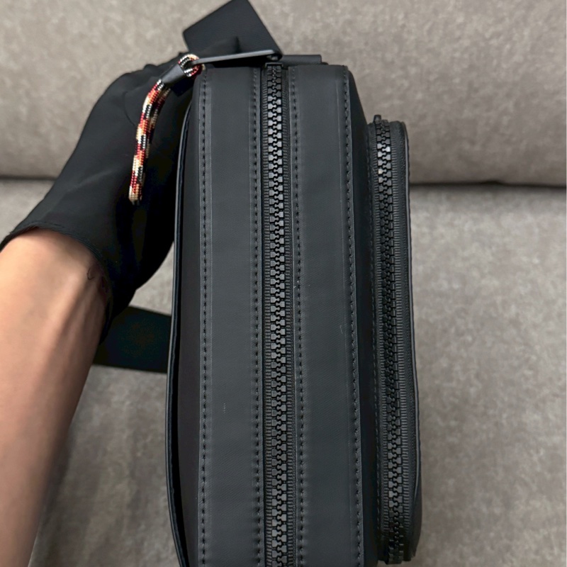 Burberry黑色相機包-6