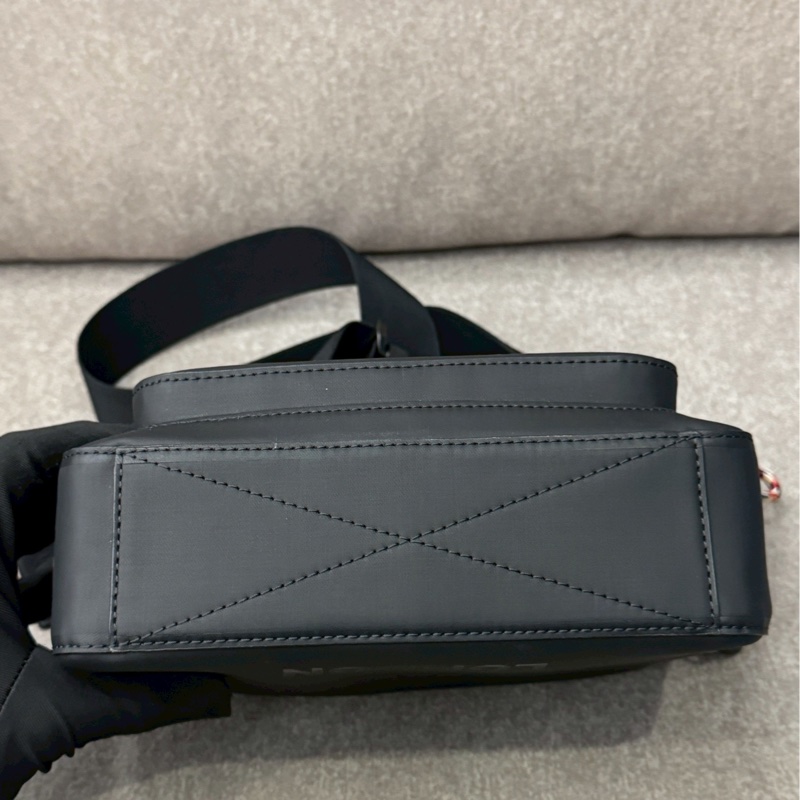 Burberry黑色相機包-9
