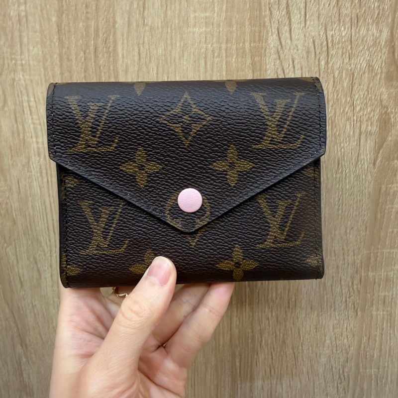 LV 原花粉皮釦Victorine三折短夾M62360-0