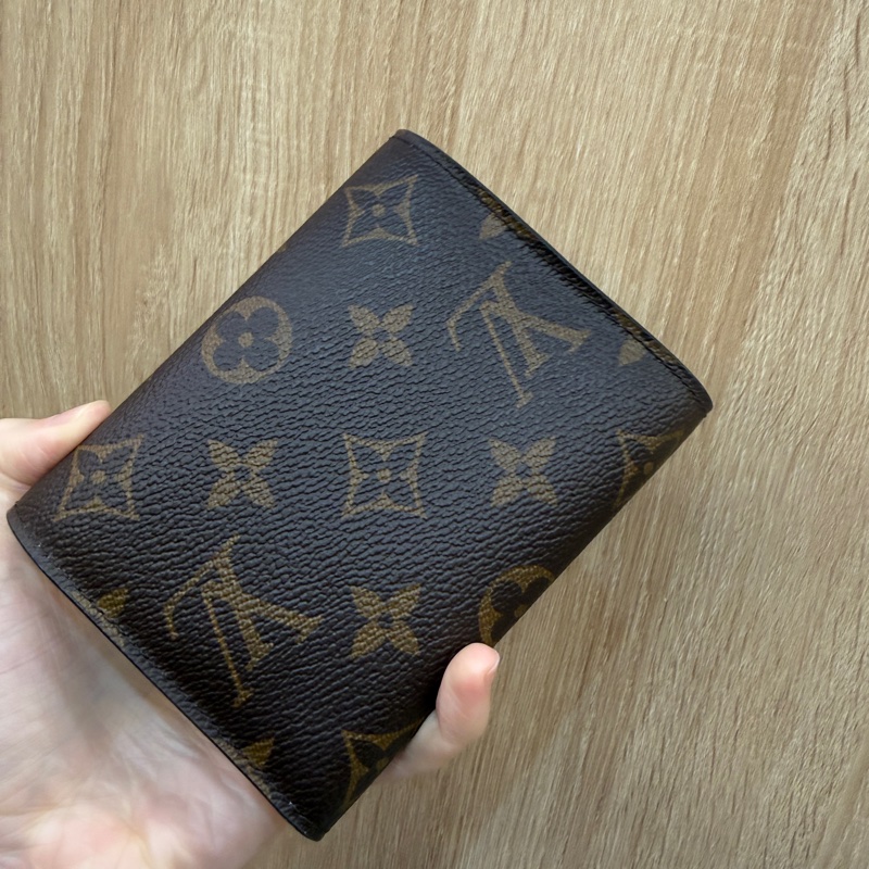 LV 原花粉皮釦Victorine三折短夾M62360-5