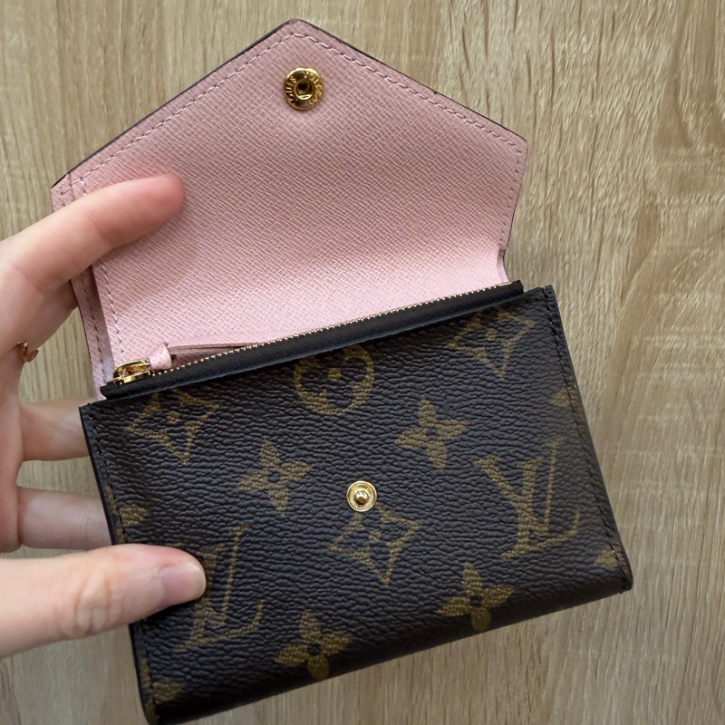 LV 原花粉皮釦Victorine三折短夾M62360-9