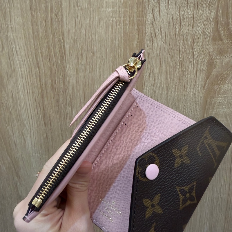 LV 原花粉皮釦Victorine三折短夾M62360-12