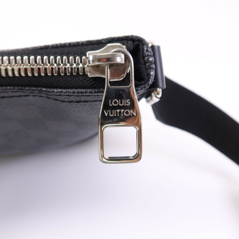 LOUIS VUITTON Damier Graphite Mick PM銀扣肩背袋-6