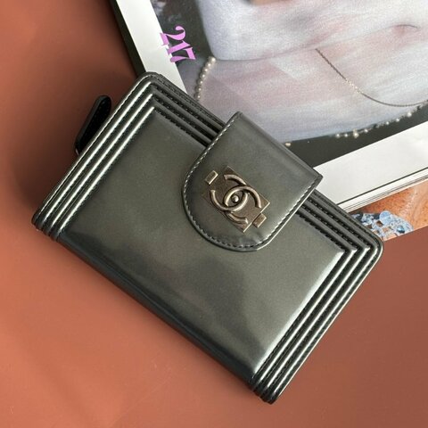 ::CHANEL:: BOY 經典款 灰銀色漆皮中夾 Vintage款
