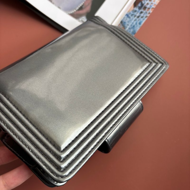 ::CHANEL:: BOY 經典款 灰銀色漆皮中夾 Vintage款-9