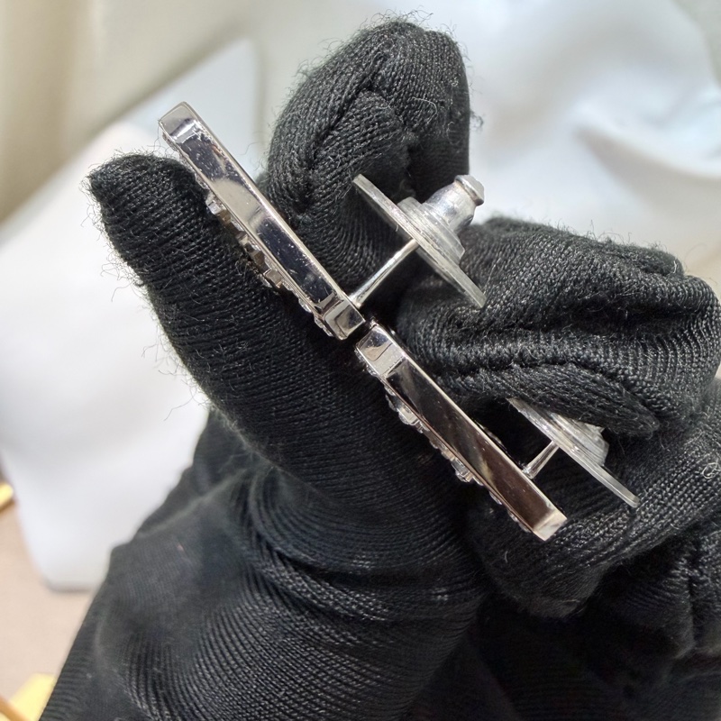 Chanel B17 銀色方形CC水鑽耳環 XB854-14