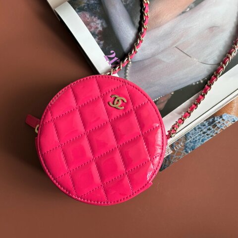 ::CHANEL:: 粉色菱格紋亮面漆皮銀雙C MINI圓餅包