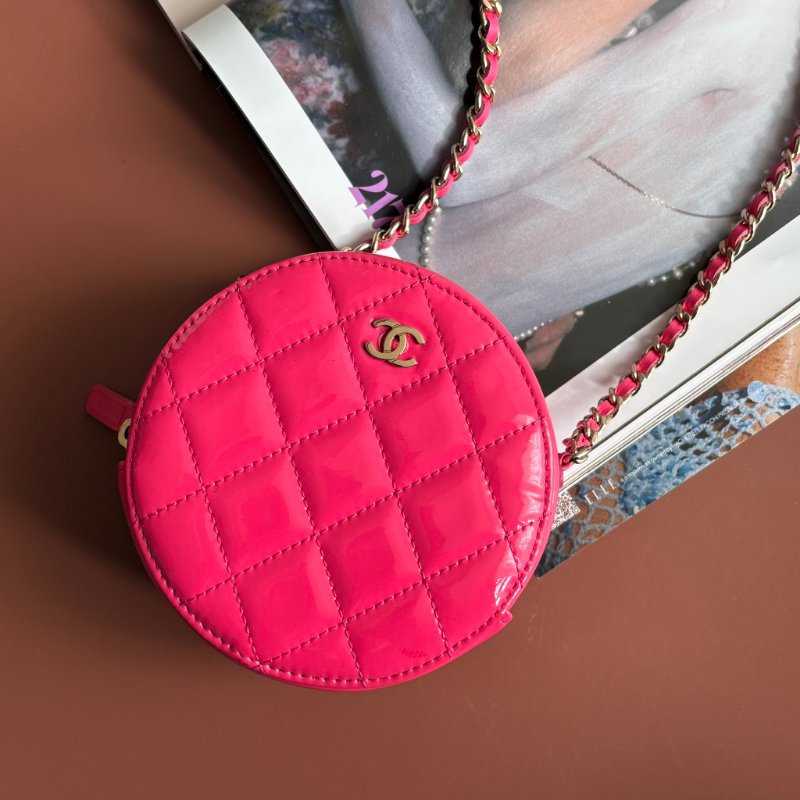 ::CHANEL:: 粉色菱格紋亮面漆皮銀雙C MINI圓餅包-0