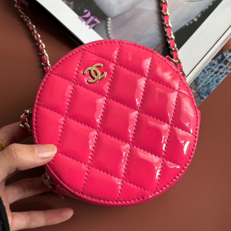 ::CHANEL:: 粉色菱格紋亮面漆皮銀雙C MINI圓餅包-2