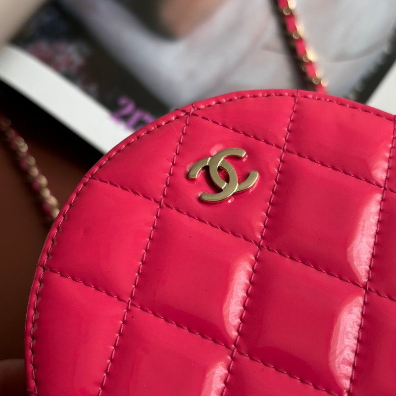 ::CHANEL:: 粉色菱格紋亮面漆皮銀雙C MINI圓餅包-3