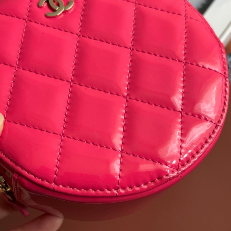 ::CHANEL:: 粉色菱格紋亮面漆皮銀雙C MINI圓餅包-4