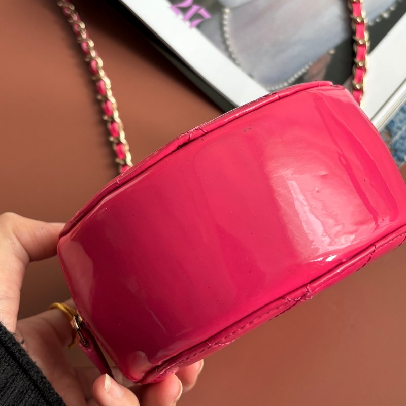 ::CHANEL:: 粉色菱格紋亮面漆皮銀雙C MINI圓餅包-5