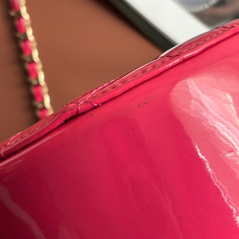 ::CHANEL:: 粉色菱格紋亮面漆皮銀雙C MINI圓餅包-6