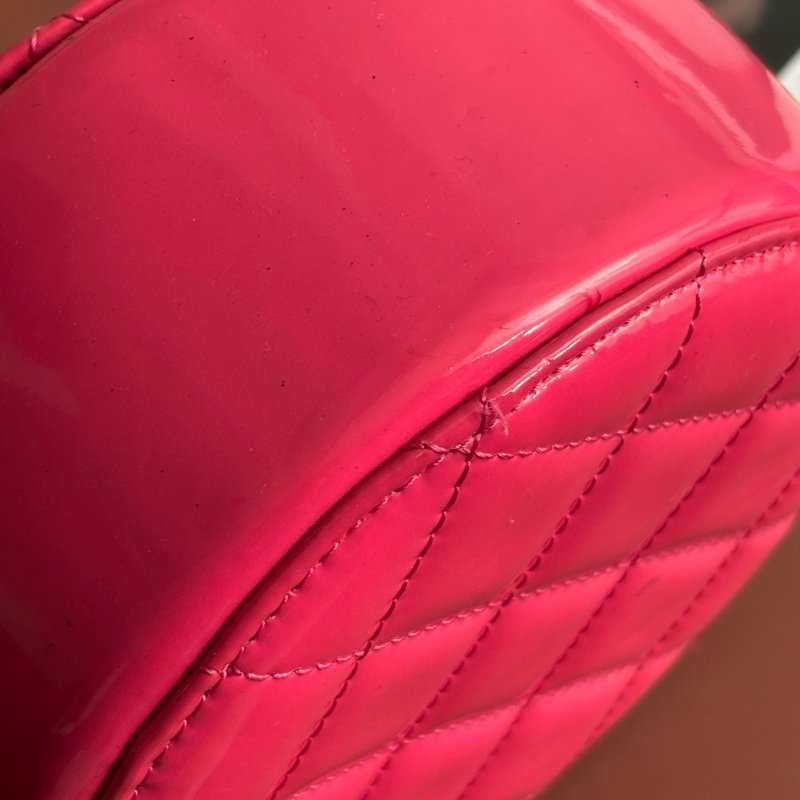 ::CHANEL:: 粉色菱格紋亮面漆皮銀雙C MINI圓餅包-7