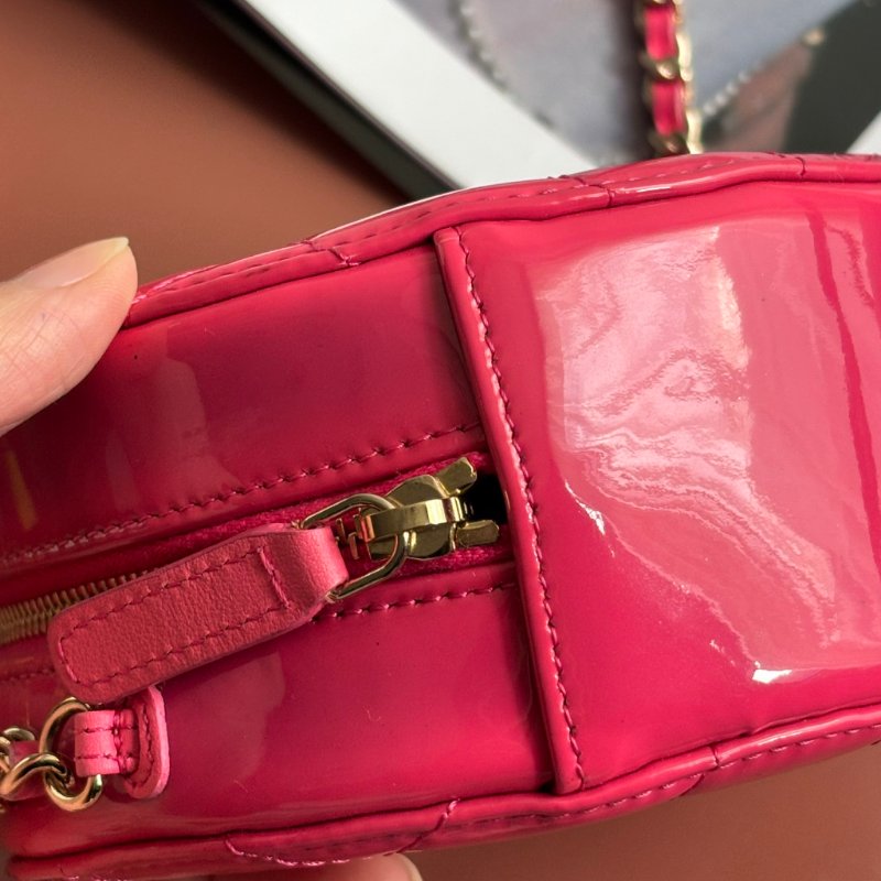 ::CHANEL:: 粉色菱格紋亮面漆皮銀雙C MINI圓餅包-10