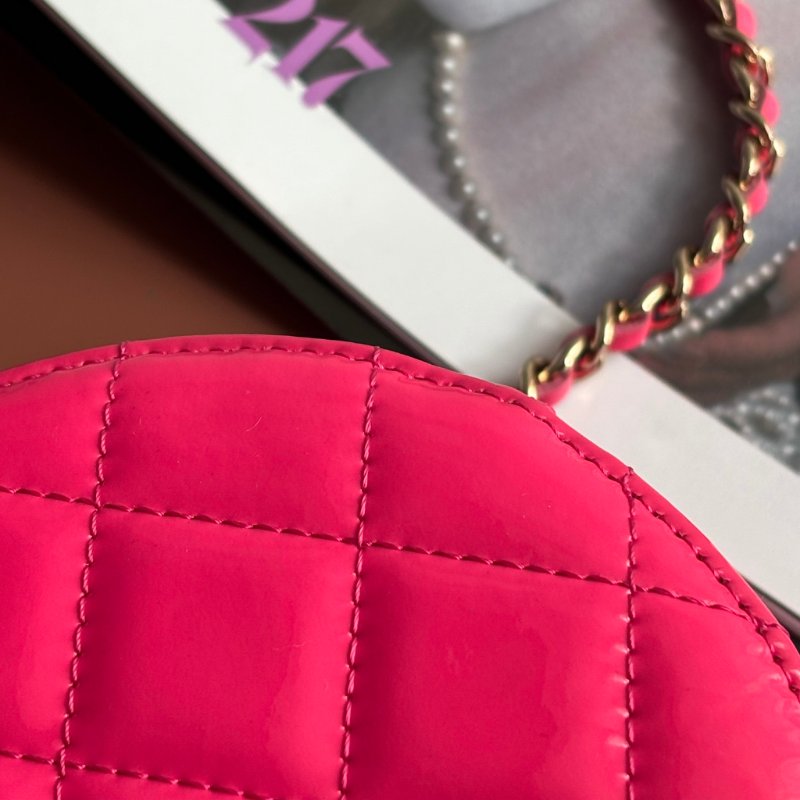 ::CHANEL:: 粉色菱格紋亮面漆皮銀雙C MINI圓餅包-15