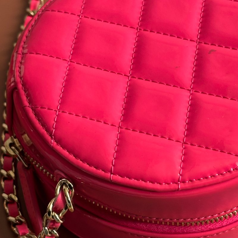 ::CHANEL:: 粉色菱格紋亮面漆皮銀雙C MINI圓餅包-16