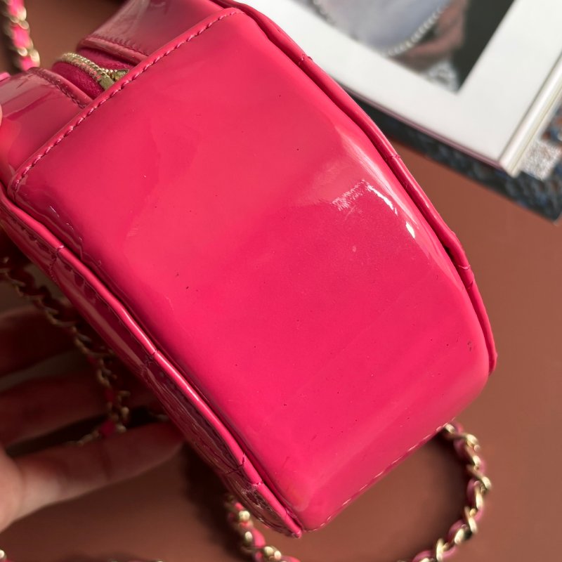 ::CHANEL:: 粉色菱格紋亮面漆皮銀雙C MINI圓餅包-18