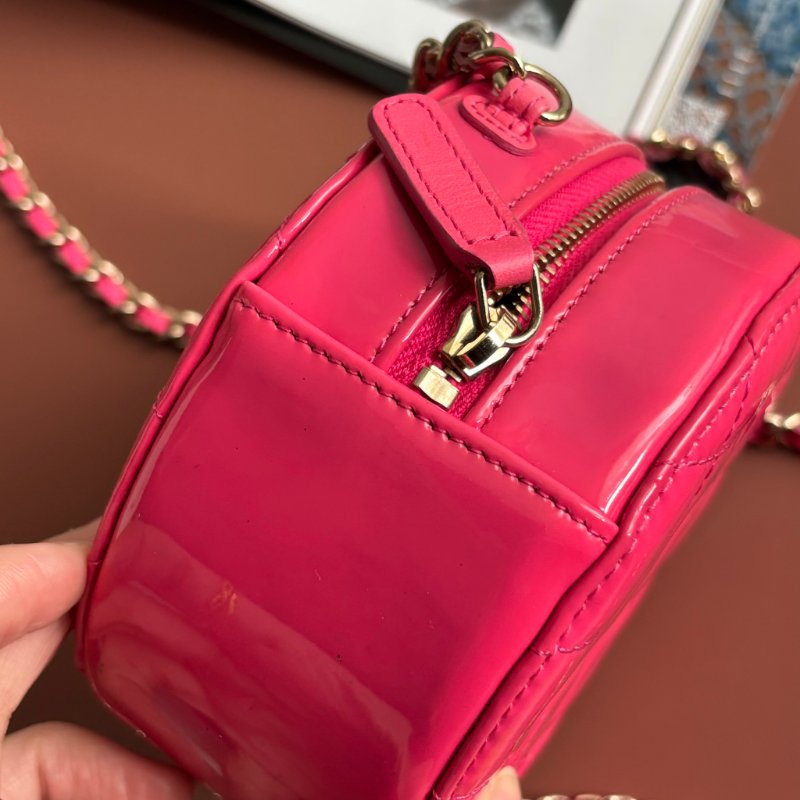 ::CHANEL:: 粉色菱格紋亮面漆皮銀雙C MINI圓餅包-19