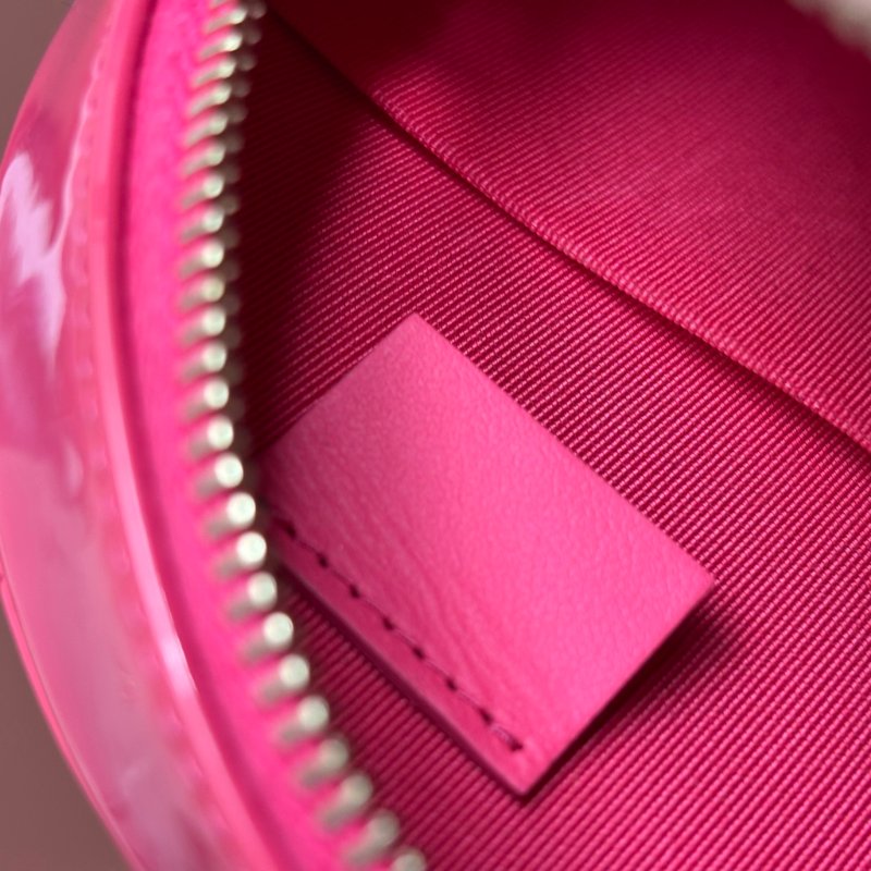 ::CHANEL:: 粉色菱格紋亮面漆皮銀雙C MINI圓餅包-23