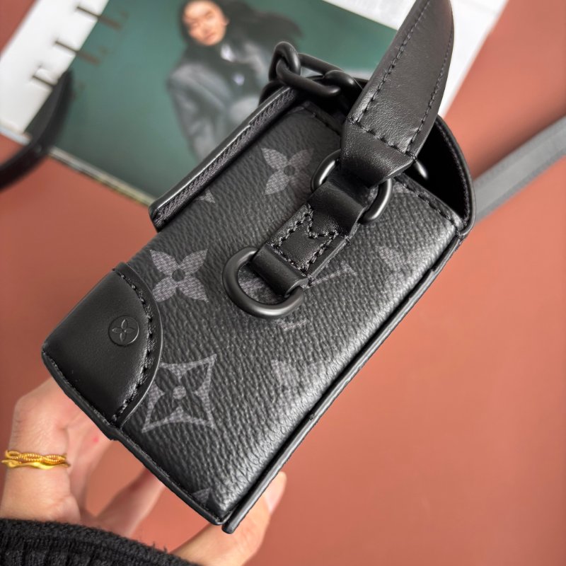 ::LOUIS VUITTON:: LV M81783 Steamer黑花紋黑鍊條吸釦方型隨身錢包 斜背包-6