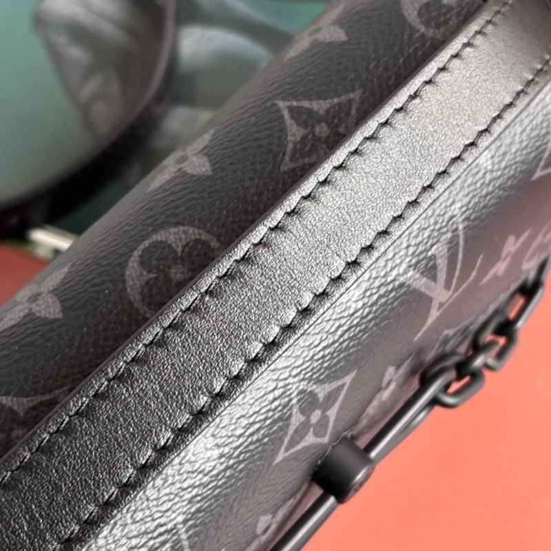 ::LOUIS VUITTON:: LV M81783 Steamer黑花紋黑鍊條吸釦方型隨身錢包 斜背包-27