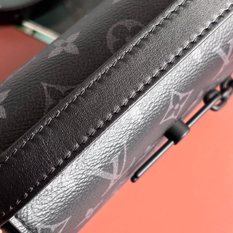 ::LOUIS VUITTON:: LV M81783 Steamer黑花紋黑鍊條吸釦方型隨身錢包 斜背包-28