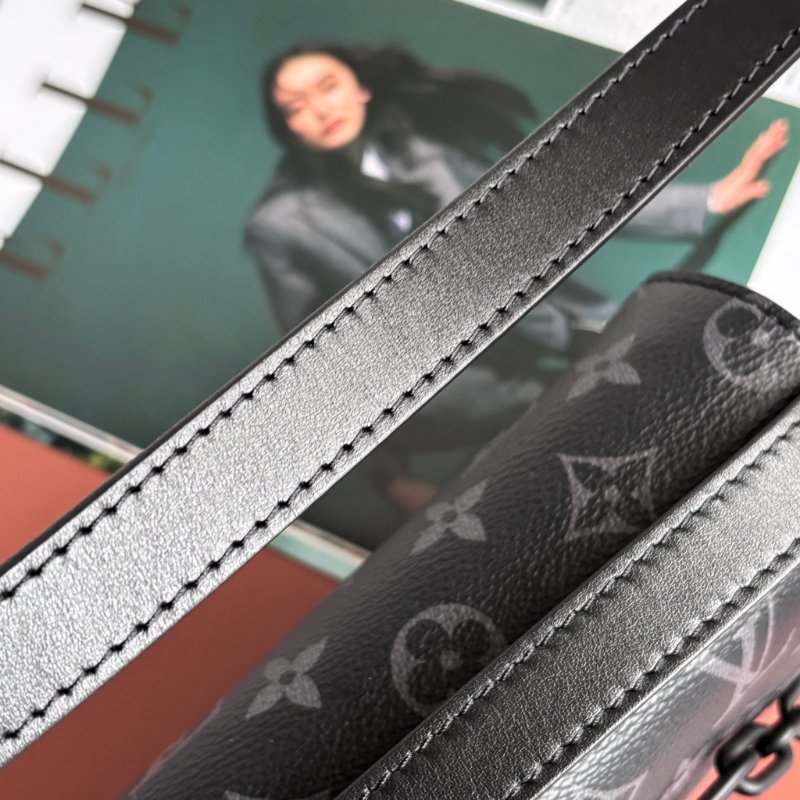 ::LOUIS VUITTON:: LV M81783 Steamer黑花紋黑鍊條吸釦方型隨身錢包 斜背包-32