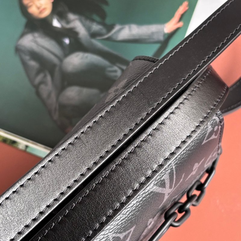 ::LOUIS VUITTON:: LV M81783 Steamer黑花紋黑鍊條吸釦方型隨身錢包 斜背包-33