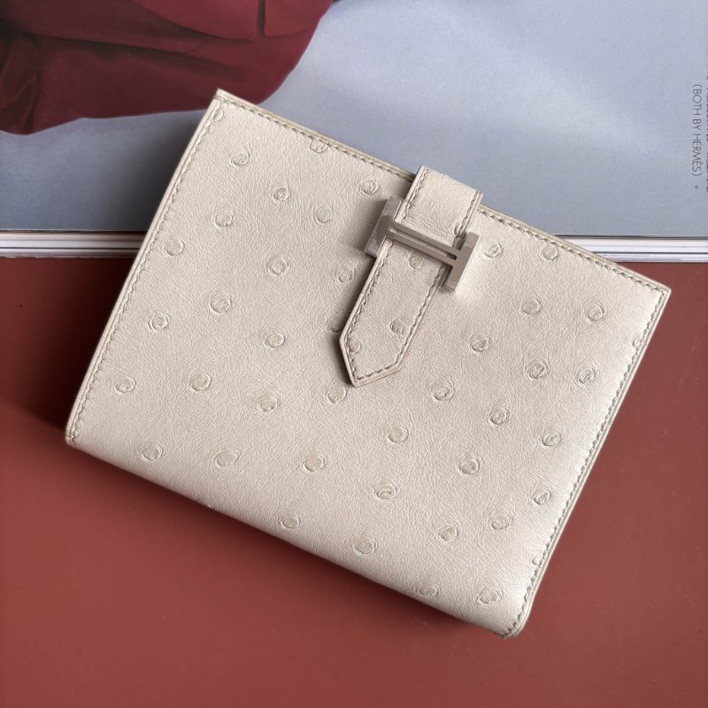 購入閒置 ::HERMES:: K刻 Bearn Compact米白色鴕鳥皮銀釦短夾-1