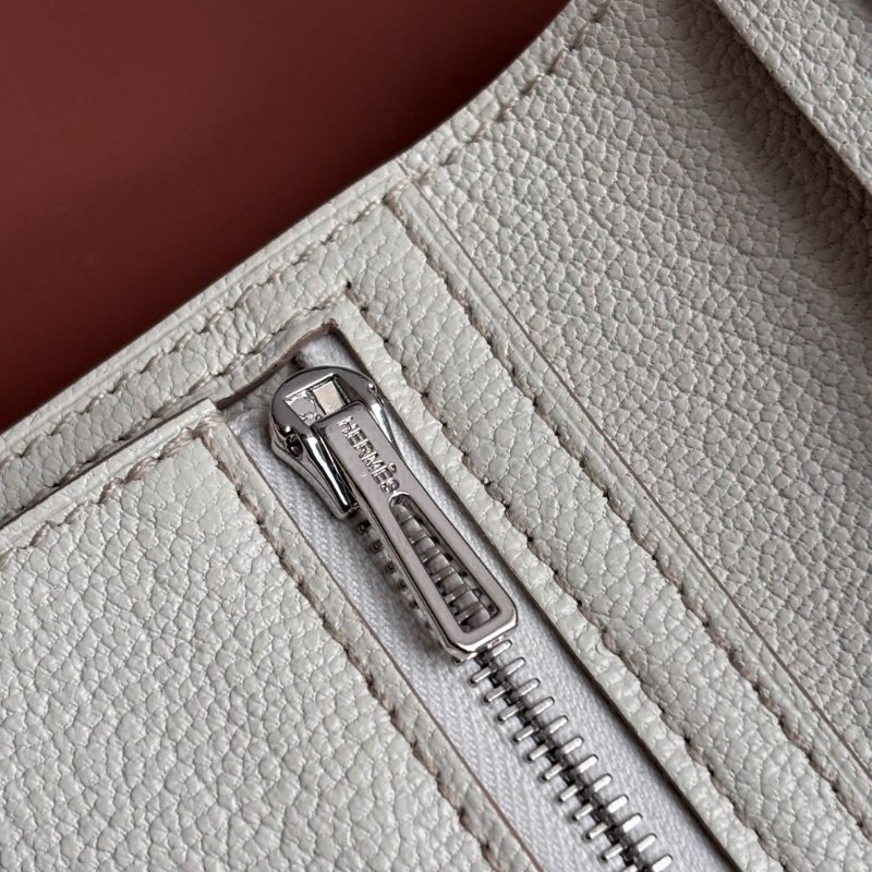 購入閒置 ::HERMES:: K刻 Bearn Compact米白色鴕鳥皮銀釦短夾-11