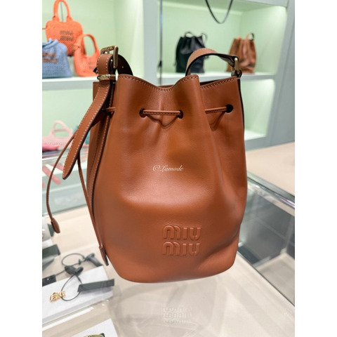 MIU MIU 皮革水桶包 干邑色 5BE090 2CRM F0046