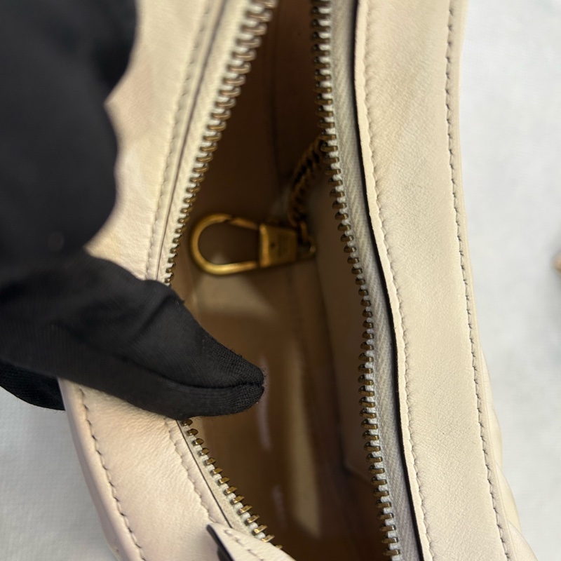 GUCCI白牛皮金釦marmont圓弧手提包-8