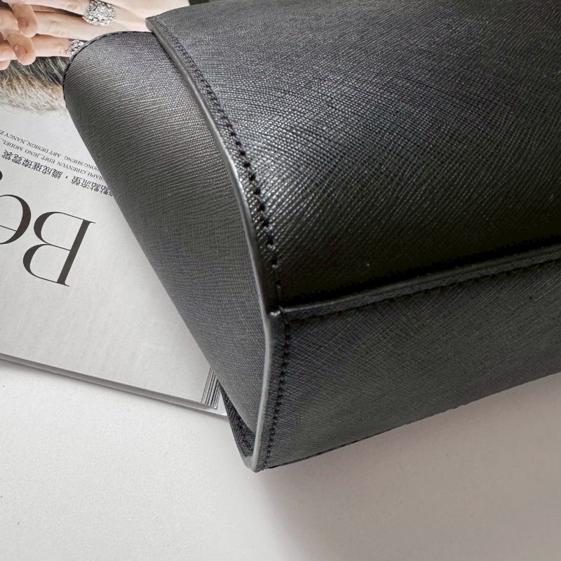 MK 黑色防刮皮革蝙蝠斜背包-2