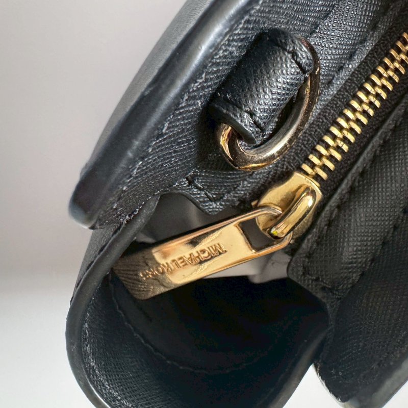 MK 黑色防刮皮革蝙蝠斜背包-6