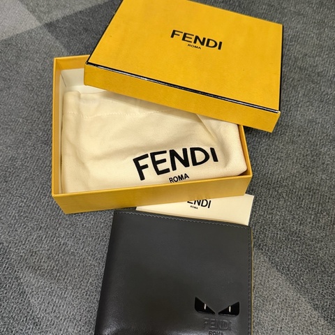 Fendi 怪獸眼睛貼花皮革雙折短夾